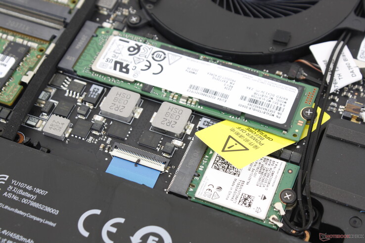 Austauschbares M.2-WLAN-Modul. Es kam beim Test mit unserem Netgear-RAX200-Testrouter zu keinerlei Verbindungsproblemen