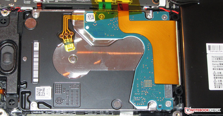 Die HDD könnte problemlos getauscht werden. Die SSD wäre erst nach dem Ausbau der Hauptplatine zugänglich.