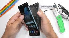 Diesmal klappt der Teardown ohne Zerstörung des flexiblen AMOLED-Displays: JerryRigEverything zerlegt das Samsung Galaxy Z Flip4.