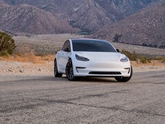 Das hier zu sehende Tesla Model 3 und das SUV-Schwestermodell Model Y sind aktuell noch die günstigsten Fahrzeuge des US-Autobauers (Bild: Tyrel Johnson)