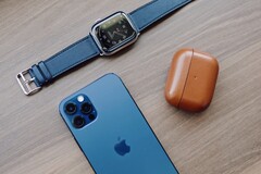 Das Apple iPhone verlässt sich beim Tragen einer Maske beim Entsperren ausschließlich auf die Apple Watch. (Bild: Brandon Lee)