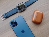 Das Apple iPhone verlässt sich beim Tragen einer Maske beim Entsperren ausschließlich auf die Apple Watch. (Bild: Brandon Lee)