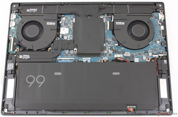 Die M.2-PCIe-5-SSD besitzt einen eigenen Kupferkühlkörper. Der Akku lässt sich bei Bedarf leicht austauschen