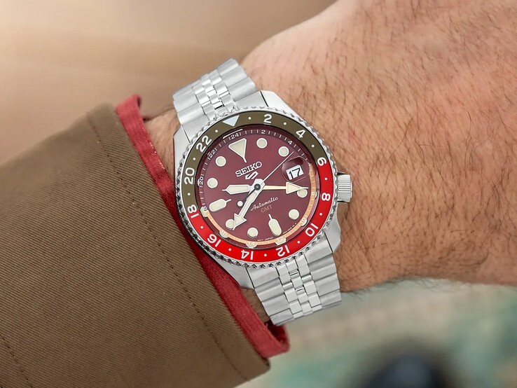 Seiko 5 Sports GMT HDB016 am Handgelenk