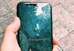 Ein iPhone 8-Dummy mit Screen Protector und aufgedrucktem Bild, unten auch im Video.