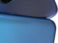 OnePlus 7T Pro: Neue Farbe Haze Blue im Vergleich zu Glacier Blue.