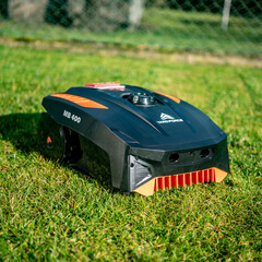 Bei Aldi gibt es aktuell einen Mähroboter zum besonders günstigen Preis. (Bildquelle: Aldi)