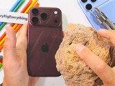 Viele Kratzer an der Rückseite des iPhone 18 Pro (Max) lassen sich einfach wegwischen - aber nicht alle, wie der Durability-Test zeigt.