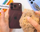 Viele Kratzer an der Rückseite des iPhone 18 Pro (Max) lassen sich einfach wegwischen - aber nicht alle, wie der Durability-Test zeigt.