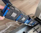 Acht Apple M5 Boards im Server-Betrieb