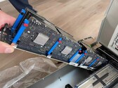 Acht Apple M5 Boards im Server-Betrieb