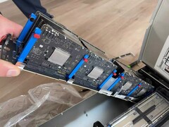 Acht Apple M5 Boards im Server-Betrieb