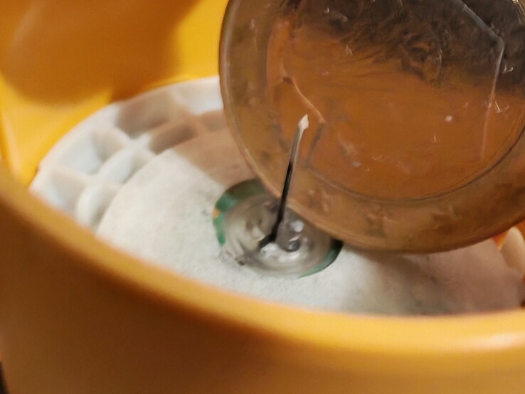 Echtwelt-Referenz: Nadel des FreeStyle Libre 3 im Vergleich zu einer 1-Euro-Münze (Bildquelle: Notebookcheck)