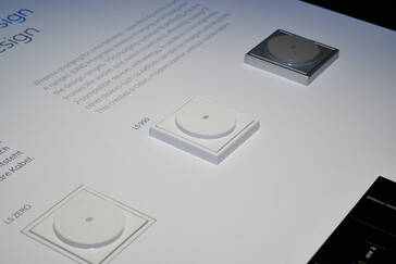 Einzellösungen auf einem Tisch.