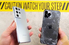Die Rückseite des Apple iPhone 12 Pro Max übersteht Stürze nicht annähernd so gut wie die des Samsung Galaxy S21 Ultra. (Bild: EverythingApplePro EAP, YouTube)