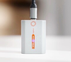 Der Akku von Falcam kann direkt über ein USB-C-Kabel geladen werden.
