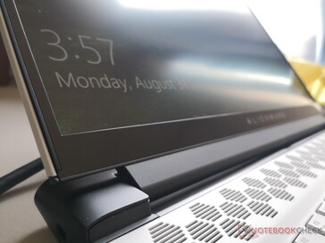 Auswählbar sind: 1080p 144 Hz, 1080p 300 Hz, 4K 60 Hz mit Tobii Eye-Tracking oder G-Sync. Touchscreen-Optionen gibt es nicht.