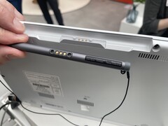 Der Stift wird jetzt vorne eingehangen. (Foto: Andreas Sebayang/Notebookcheck.com)