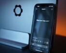 Smartphone mit KI-Chat-Oberfläche in einer Hand