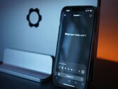 Smartphone mit KI-Chat-Oberfläche in einer Hand