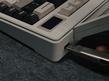 Ein USB-Anschluss ist vorhanden