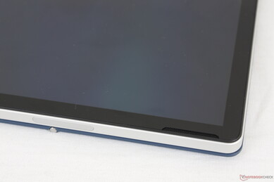 Die nach vorne gerichteten Bang & Olufsen Stereo-Lautsprecher befinden sich entlang der unteren Touchscreen-Rändern und nicht in den Kanten