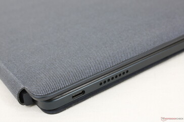 Das abnehmbare Cover der Rückseite und die Unterseite der Tastaturbasis besitzen die gleiche raue Textilstruktur