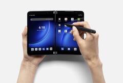 Microsoft hat offenbar eine günstigere Variante des Surface Duo 2 mit einem Gehäuse aus Plastik entwickelt. (Bild: Microsoft)