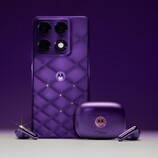 Das Motorola Signature und die Moto Buds 2 Plus in der Farbversion "Pantone Violet Indigo"