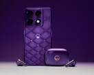 Das Motorola Signature und die Moto Buds 2 Plus in der Farbversion "Pantone Violet Indigo"