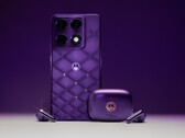 Das Motorola Signature und die Moto Buds 2 Plus in der Farbversion "Pantone Violet Indigo"