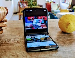 Wer dem Motorola Razr Foldable-Smartphone eine Chance geben will, muss heute nur 449 Euro hinblättern (Bild: Florian Schmitt)