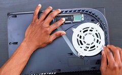 Die Sony PlayStation 5 lädt von M.2-SSDs praktsich ebenso schnell wie von der internen SSD. (Bild: MidasTech)