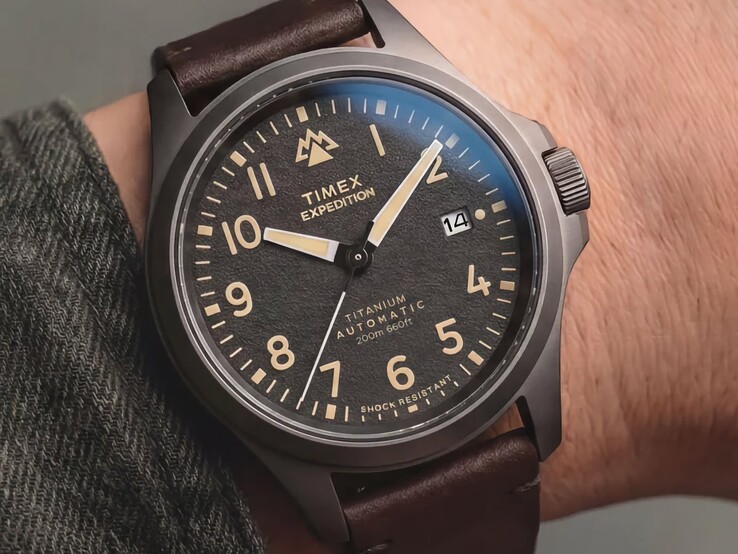 Timex Expedition Field Post Titanium am Handgelenk mit schwarzem Zifferblatt und schwarzem Titangehäuse