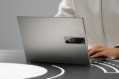 Asus packt ein 3,5 Zoll OLED-Display auf die Außenseite des Zenbook 14X OLED Space Edition. (Bild: Asus)