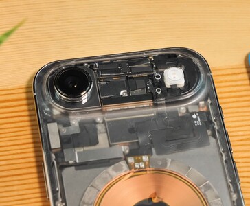 Nahaufnahme des transparenten iPhone Air, die das freiliegende Kameramodul, den Blitz und die internen Komponenten unter der durchsichtigen Rückwand zeigt. (Bildquelle: Phone Repair Guru via YouTube)