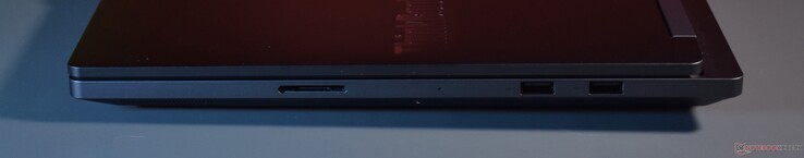 Rechts: SD Card, 2x USB-A 3.2 Gen 1