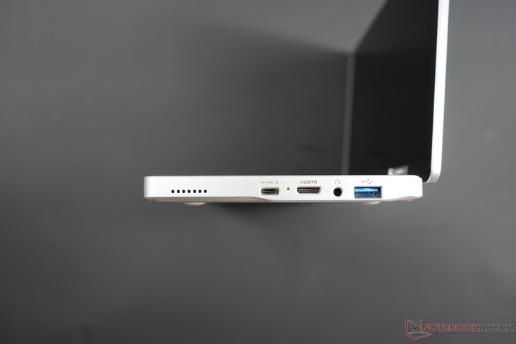 USB-C (wahrscheinlich Gen.1) mit Ladefunktion, Mini-HDMI, Headset Port, USB 3.0 (Typ-A)