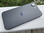 Monochrom: Das Apple iPhone 16e gibt es nur in Schwarz oder Weiß.