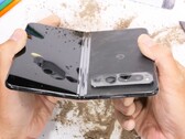 Das Google Pixel Fold ist nicht annähernd so robust wie das Samsung Galaxy Z Fold4. (Bild: JerryRigEverything)