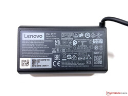 Kompaktes Netzteil mit 65 Watt (323 Gramm)