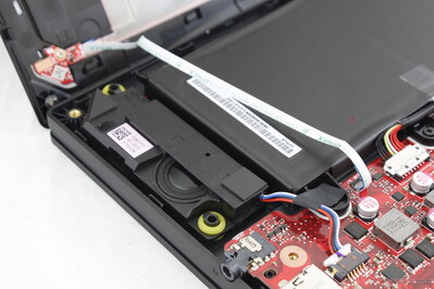 Zwei 4,2-W-Lautsprecher in den vorderen Ecken. Das Gehäuse vibrierte auch bei hoher Lautstärke nicht Zwei 4,2-W-Lautsprecher in den vorderen Ecken. Das Gehäuse vibrierte auch bei hoher Lautstärke nicht