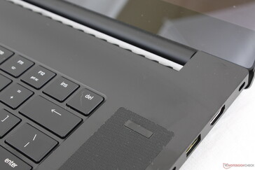 Das Blade Pro 17 ist aufgrund des stabilen Gehäuses und der Vapor Chamber schwerer als es aussieht