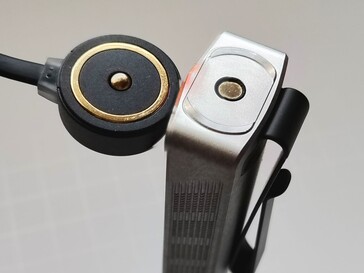 Die Olight ArkPro Stars & Stripes kann mit dem mitgelieferten magnetischen Ladepad aufgeladen werden