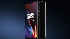 Das hier gezeigte OnePlus 6T erhält das Update auf Android 11 im August (Bild: OnePlus)