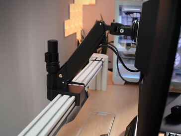 Der Monitorarm ist bereits im Lieferumfang enthalten (Bildquelle: Corsair)