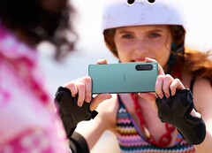 Die Flaggschiffe von Sony und Samsung bleiben offenbar weiterhin bei vergleichsweise langsamen Ladegeräten. (Bild: Sony)