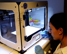Forscherin Nieves Cubo setzt den 3D-Druck ein, um menschliches Gewebe zu erzeugen, das Metallprothesen ersetzen könnte.