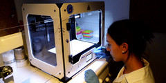 Forscherin Nieves Cubo setzt den 3D-Druck ein, um menschliches Gewebe zu erzeugen, das Metallprothesen ersetzen könnte.
