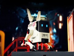 Das neueste USB-C-Ladegerät von GravaStar sieht aus wie ein kleiner Roboter, inklusive beweglicher Beine. (Bild: GravaStar)